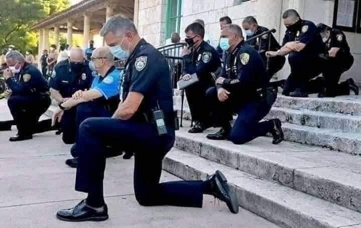 Policías de rodillas Florida 2