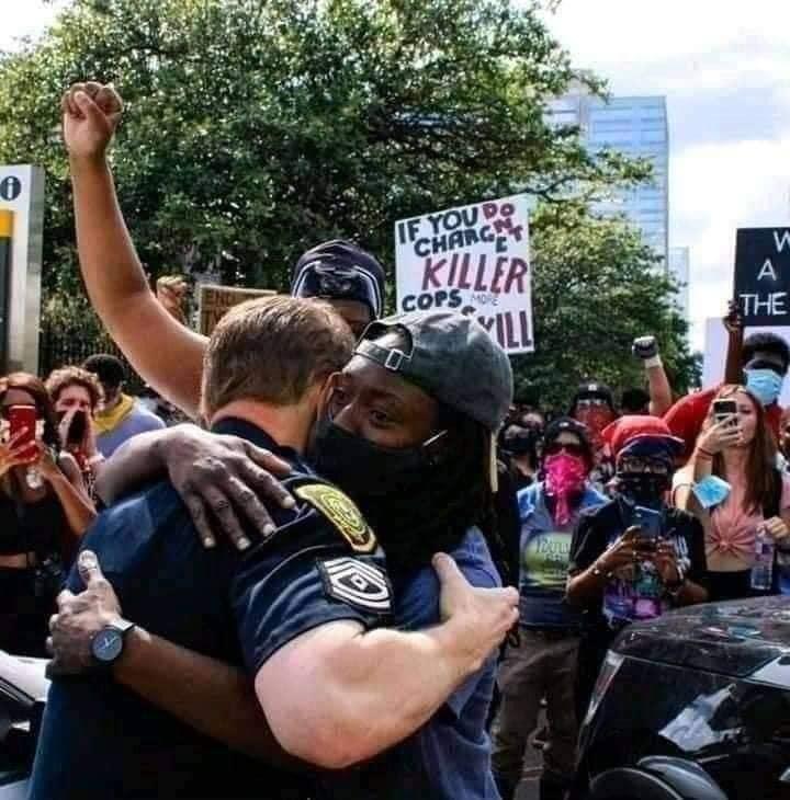 Abrazo policía y manifestante en Florida